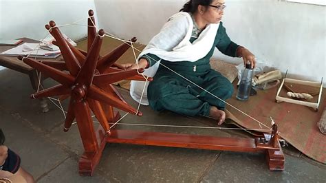 The Yarn Spinner: A Tale Woven With Threads of Magic, Wisdom, and Audacity From 16th Century Pakistan!